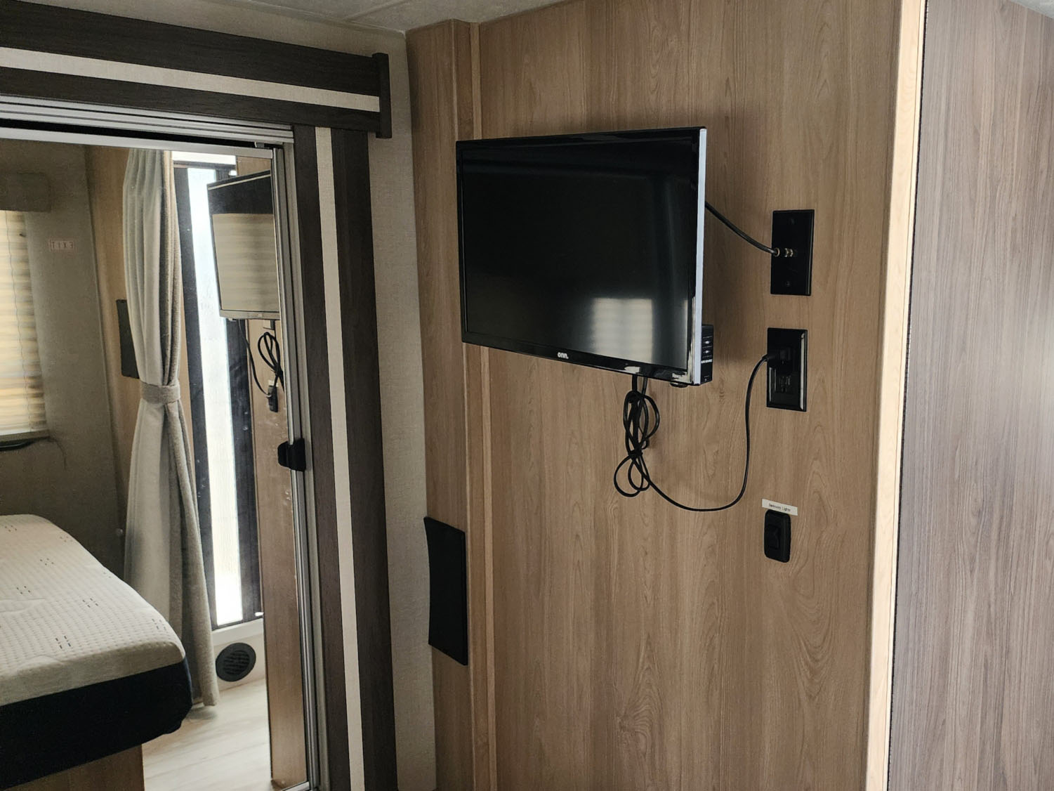 2025 COACHMEN LEPRECHAUN 319MB - Image 16